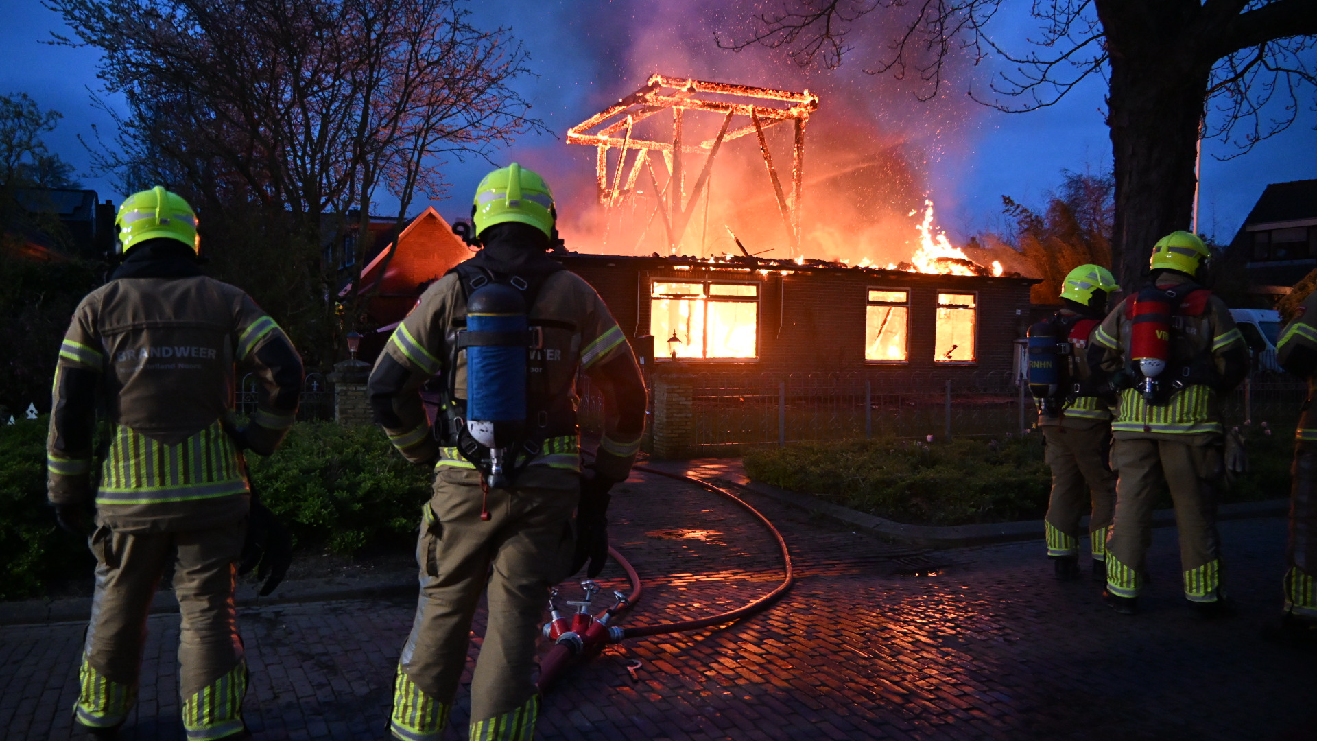 Foto: Boerderij in brand1.JPG